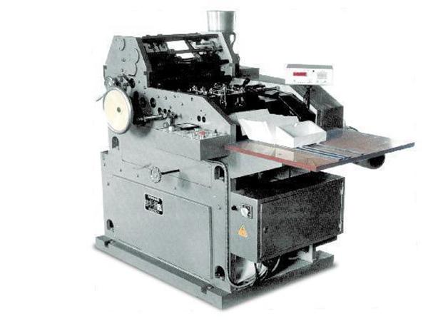 Máquina para fabricar sobres de bolsillo automática